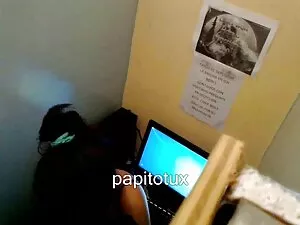 मांसल आदमी दो लड़किय ...