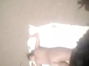 बेडरूम में सुंदर जुड ...