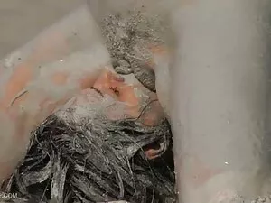 लीना ने लड़की से घर  ...