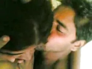 नीना शॉर्ट्स में सेक ...